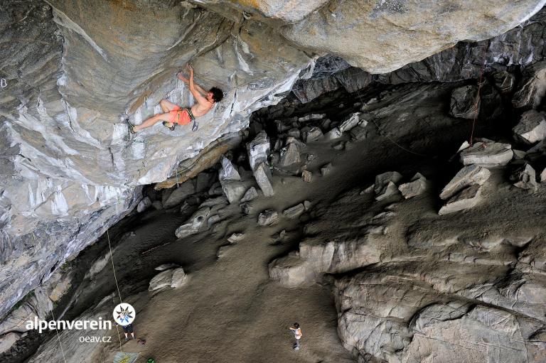 Adam Ondra při nacvičování nejtěžší cesty na světě I Alpenverein OEAV.CZ